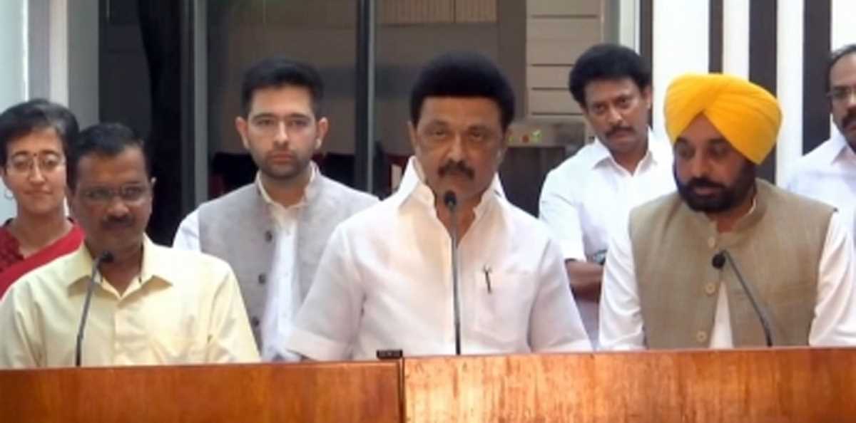 सीएम केजरीवाल चेन्नई जाकर एमके स्टालिन से मिले, अध्यादेश के मुद्दे पर समर्थन मांगा